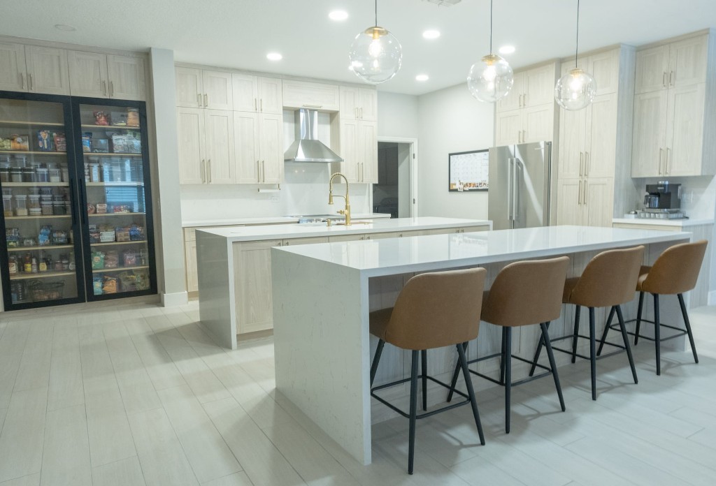 White shaker custom kitchen cabinets with granite countertops installed in Saint Cloud FL